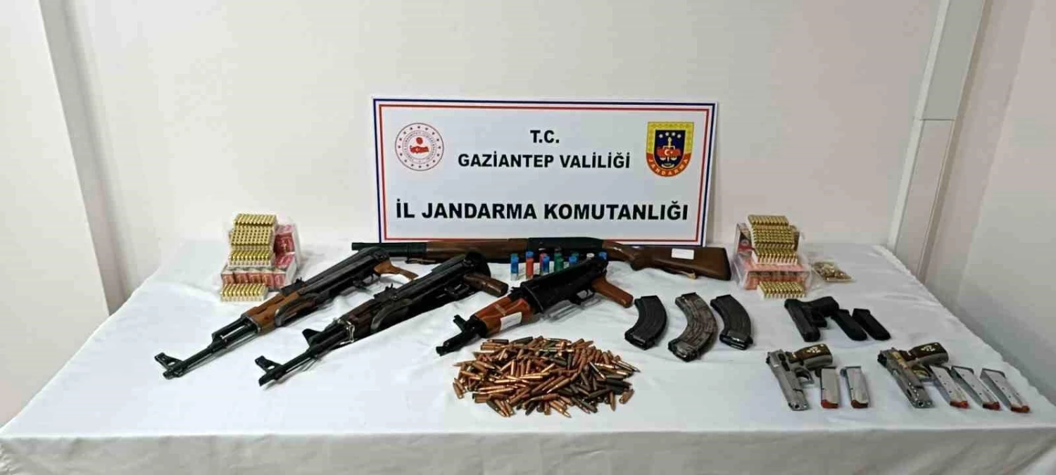 Gaziantep\'te Kaçakçılık Operasyonu: Ruhsatsız Silah ve Mühimmat Ele Geçirildi