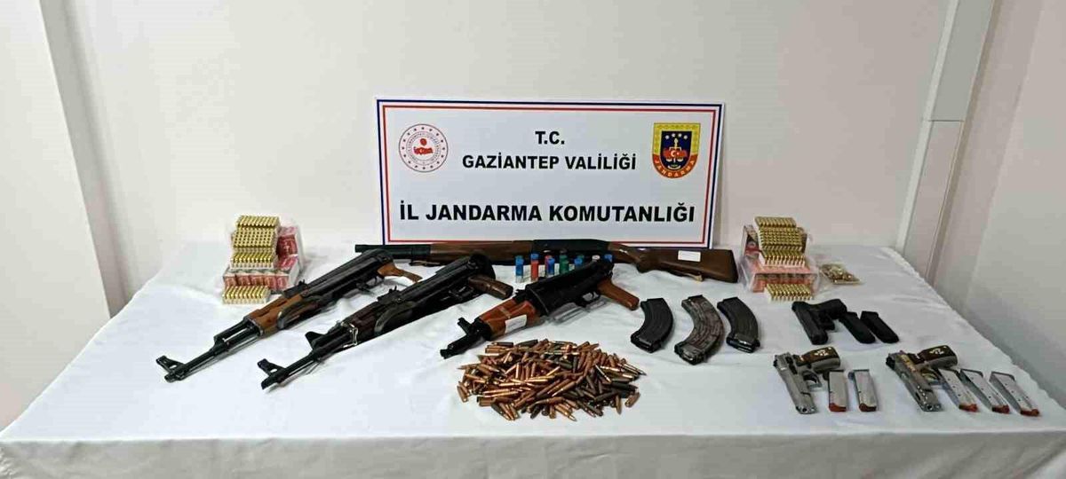 Gaziantep\'te Kaçakçılık Operasyonu: Ruhsatsız Silah ve Mühimmat Ele Geçirildi