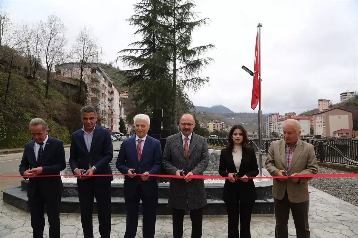 Giresun\'un Yağlıdere ilçesinden ABD\'ye göç eden ilk gurbetçiye anıt açıldı