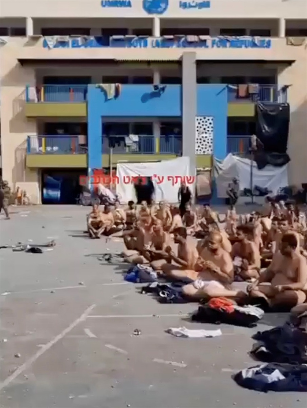 İsrail Askerleri Filistinlileri Elbiselerini Çıkarmaya Zorladı