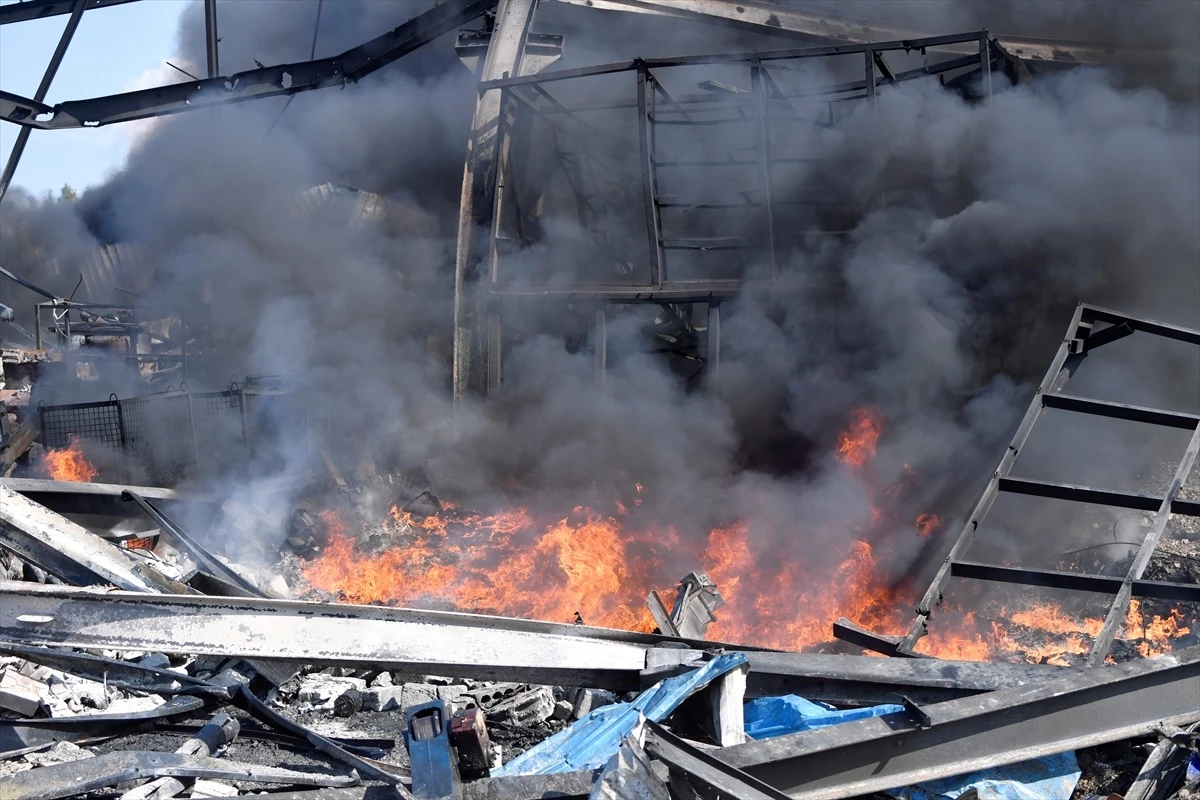 İsrail\'in Lübnan\'da vurduğu fabrikada büyük hasar