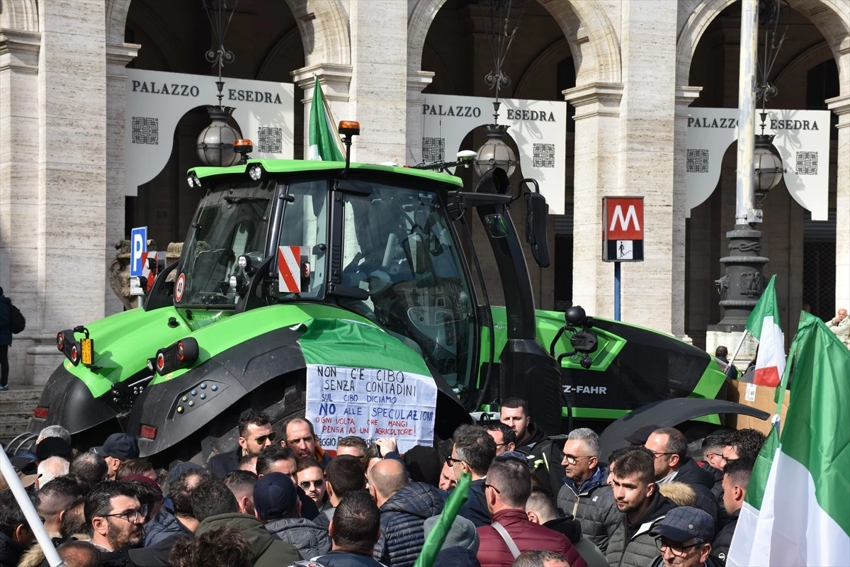 İtalya\'da çiftçiler tarım politikalarını protesto etti