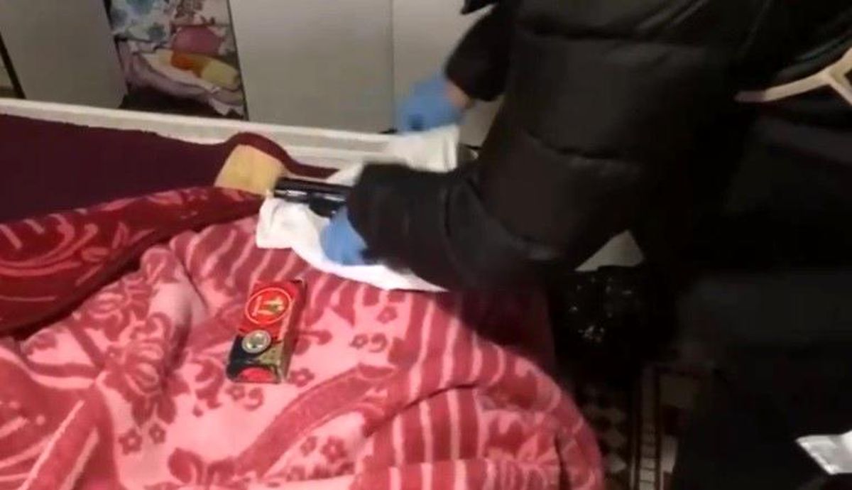 İzmir\'de tefecilik operasyonu: Çok sayıda tapu, senet ve ruhsatsız silah ele geçirildi