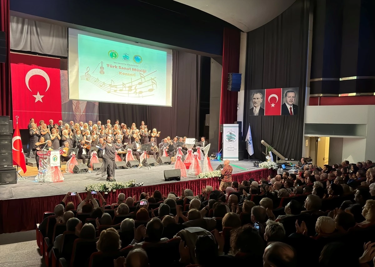 Ege Türk Müziği Topluluğu ve Nursal Ünsal Türk Müziği Korosu İzmir\'de konser verdi
