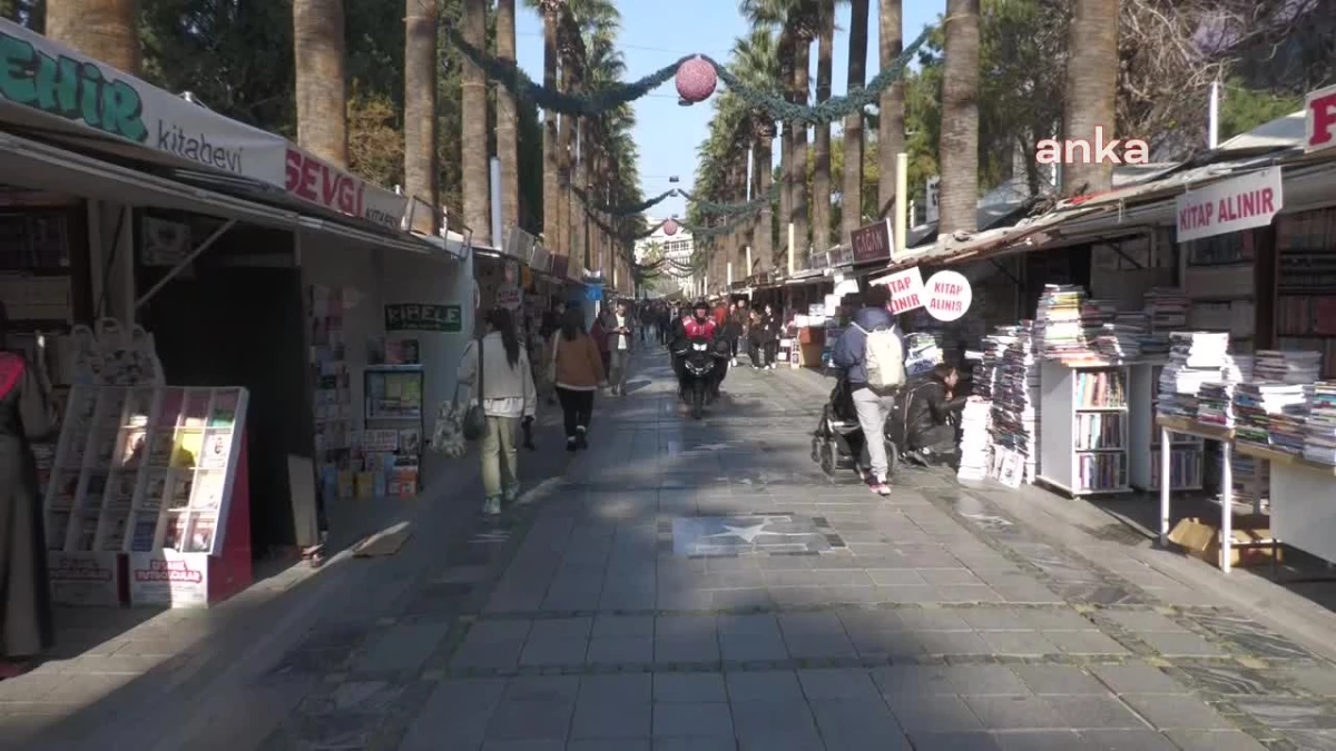 İzmir Alsancak Sevgi Yolu\'nda Kitapçılar Ekonomik Krize Direniyor