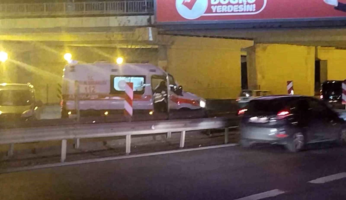 Kadıköy\'de otomobilin önünü kesmeye çalışan şahsa otomobil çarptı