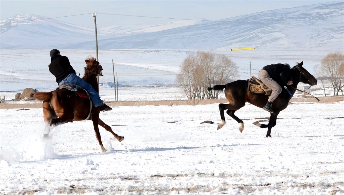 Kars\'ta Gençler Kar Üstünde Cirit Oynadı