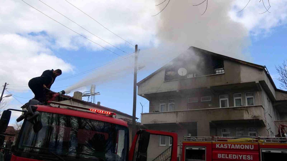 Kastamonu\'da bir evin çatısında çıkan yangın itfaiye ekipleri tarafından söndürüldü