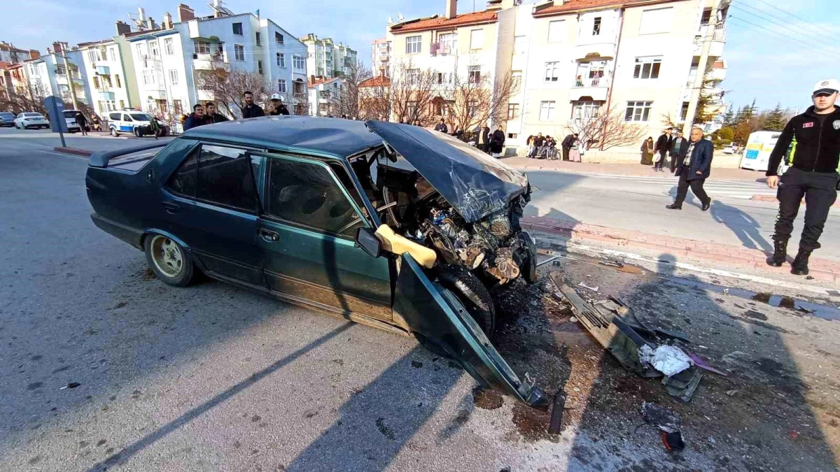 Konya\'da Kırmızı Işıkta Bekleyen Minibüse Arkadan Çarpan Otomobilin Sürücüsü Hayatını Kaybetti