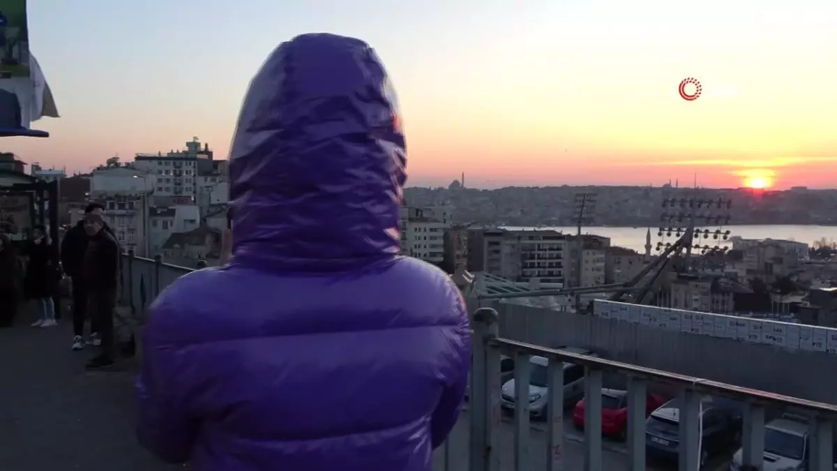 Kızıla boyanan gökyüzü kartpostallık görüntüler oluşturdu