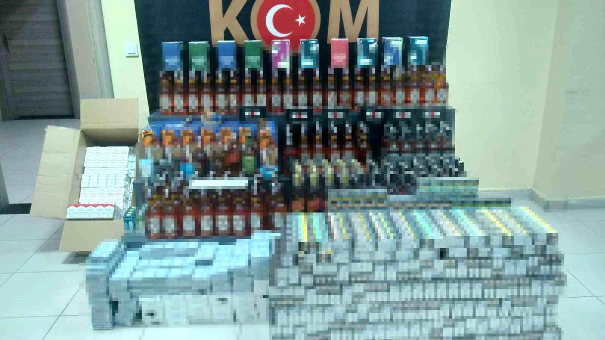 Gebze\'de yapılan operasyonda kaçak sigara ve içki ele geçirildi
