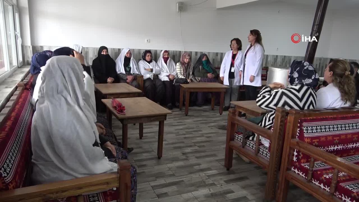 Köy köy gezerek vatandaşlara sağlık aşılıyorlar