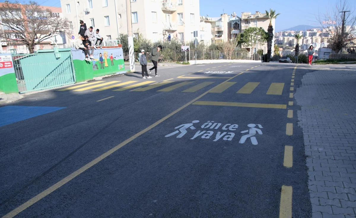 Kuşadası Belediyesi Yedieylül İlköğretim Okulu yolunda sıcak asfalt çalışmasını tamamladı