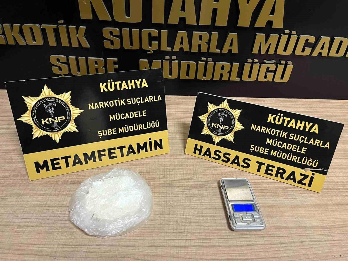 Kütahya\'da 105 Gram Metamfetamin Bulunan Araçta 3 Kişi Gözaltına Alındı