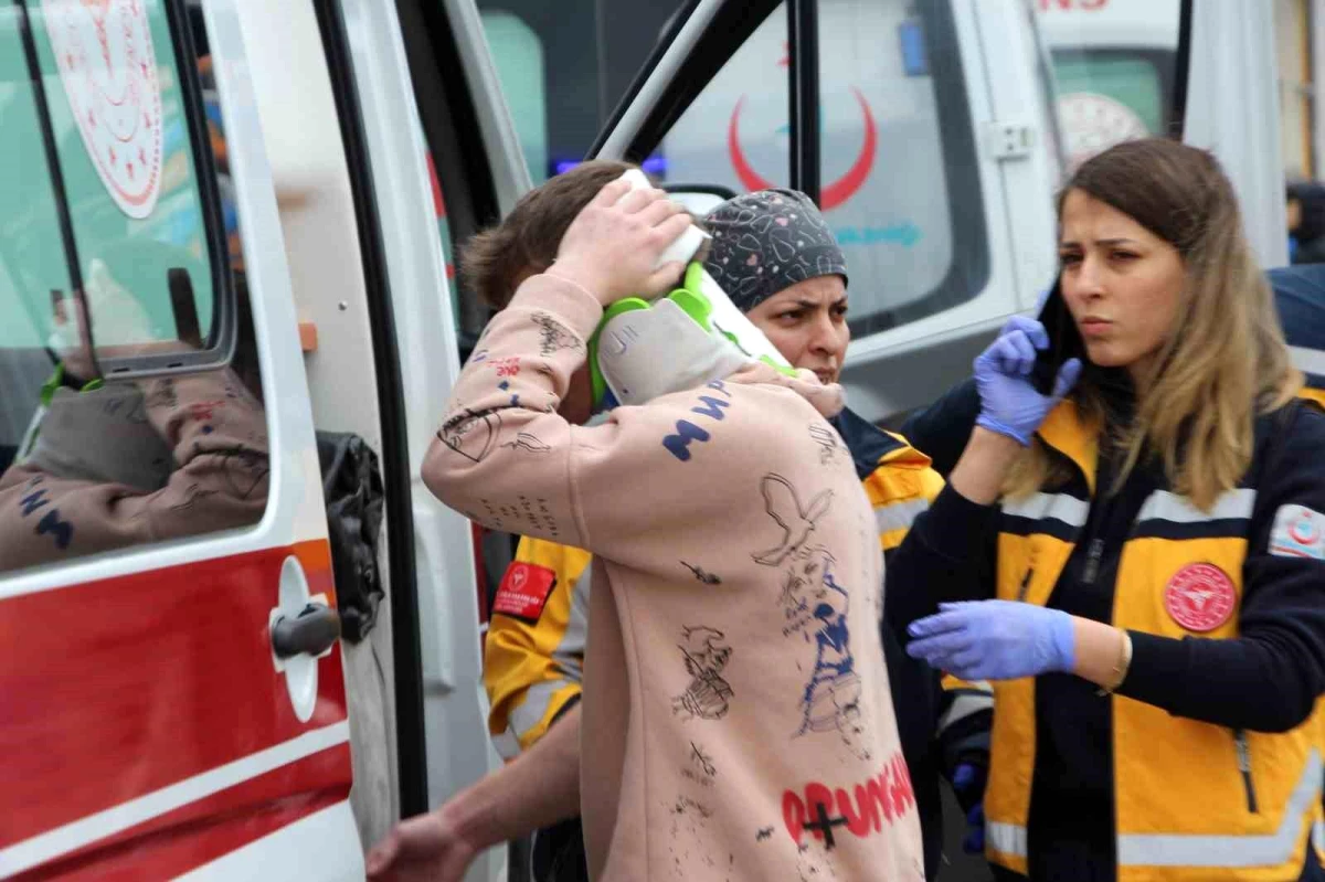 Trabzon\'da midibüsün tıra çarpması sonucu 6 kişi yaralandı