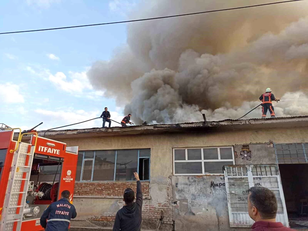 Malatya\'nın Darende ilçesinde sanayi sitesinde çıkan yangında 7 iş yerinin çatısı hasar gördü