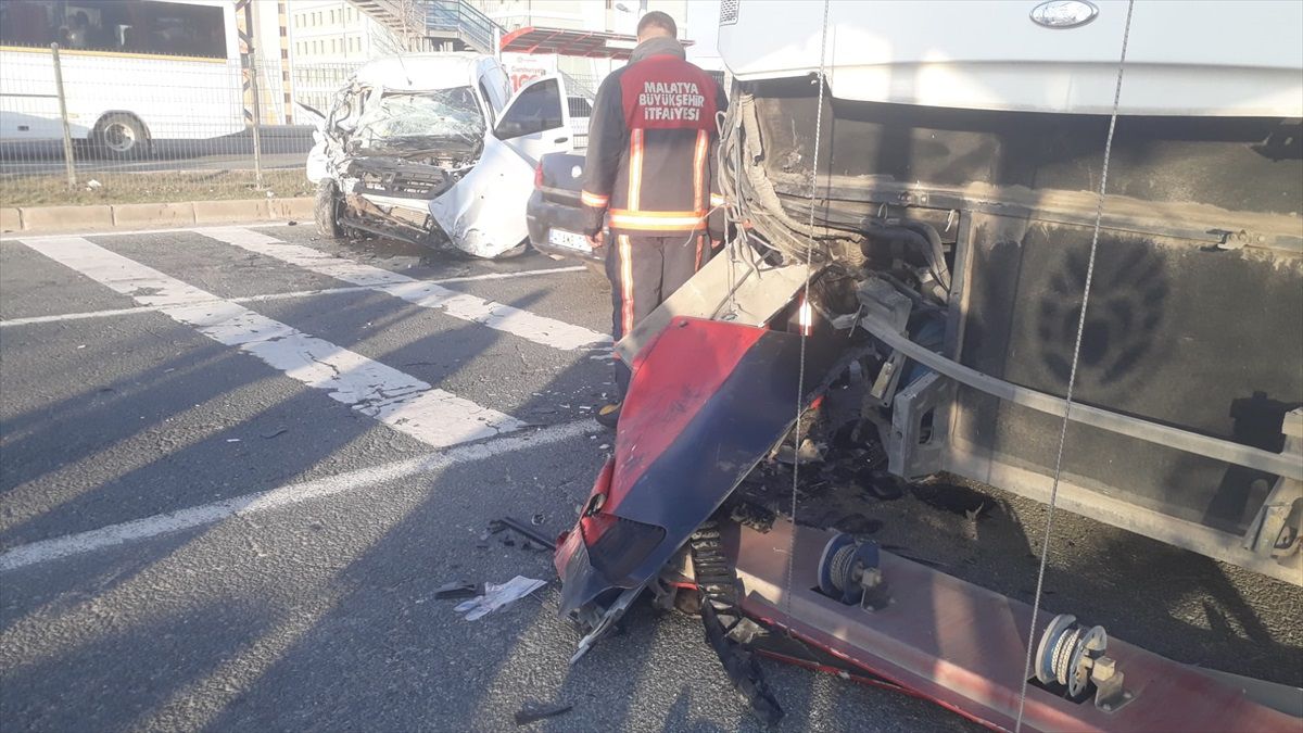 Malatya\'da trambüse çarpan araçta 3 yaşındaki çocuk hayatını kaybetti