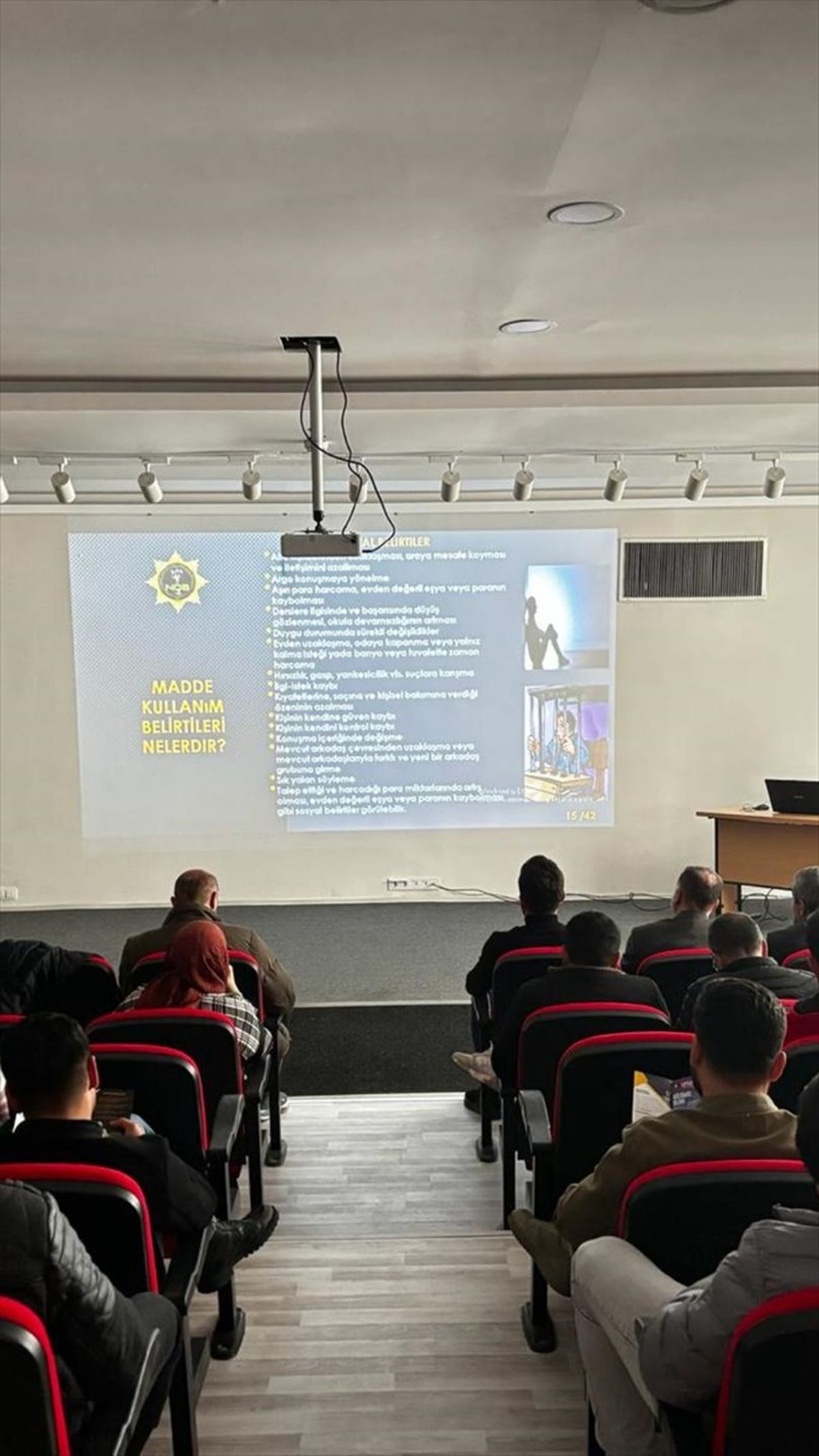 Mardin\'de polis ekipleri uyuşturucu ile mücadele konusunda vatandaşları bilgilendirdi
