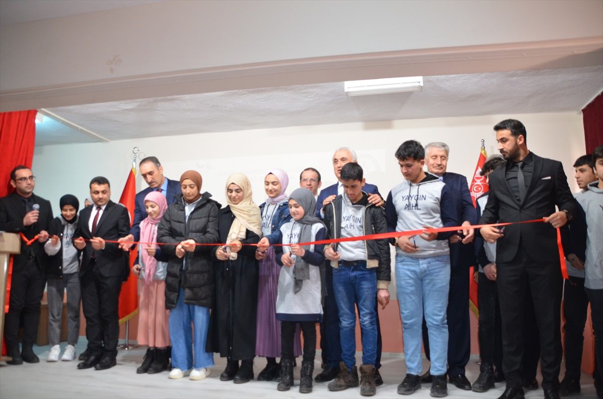 Muş Valisi Avni Çakır, Yaygın Anadolu İmam Hatip Lisesi\'nde kariyer günleri programına katıldı