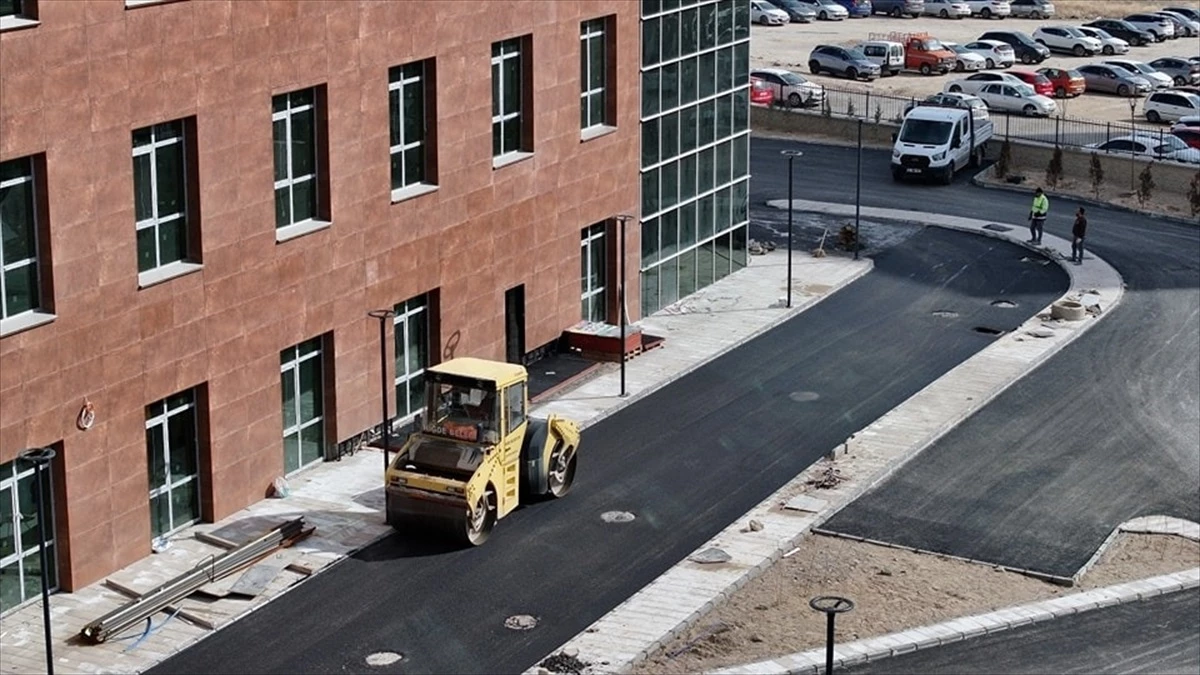 Niğde Belediyesi Fen İşleri Müdürlüğü, şehirde asfalt serimi gerçekleştiriyor