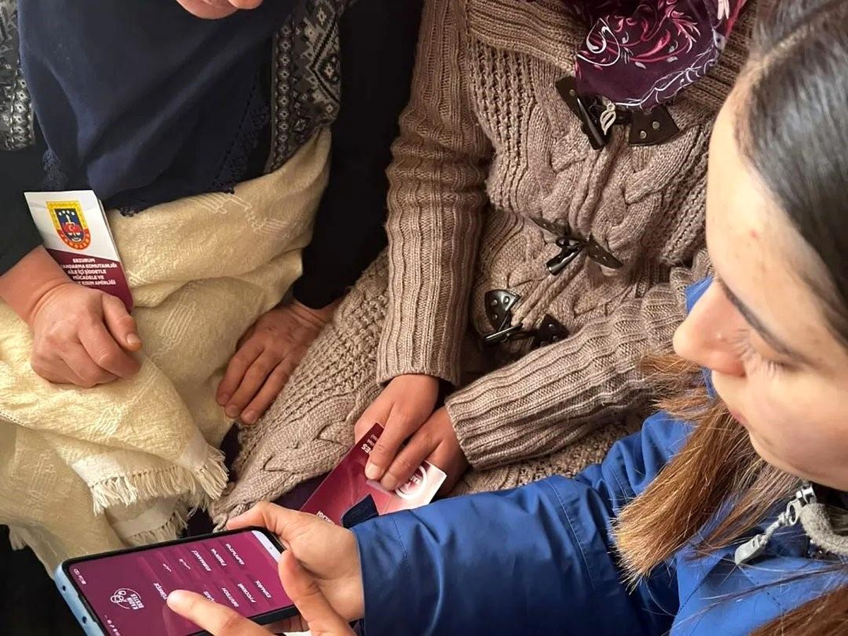Palandöken Kaymakamlığı ve jandarma, Yukarı Yenice Köyü\'nde kadınlara KADES uygulamasını anlattı