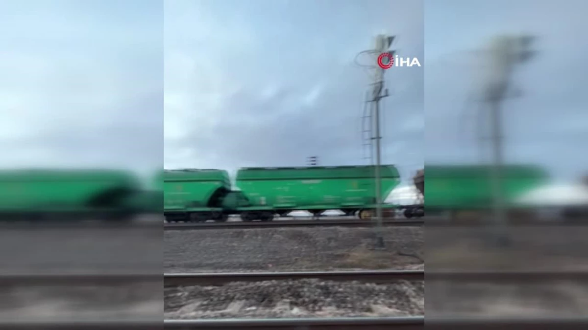 Polonyalı çiftçiler Ukrayna sınırını kapatıp, mısırı demir yoluna döktü