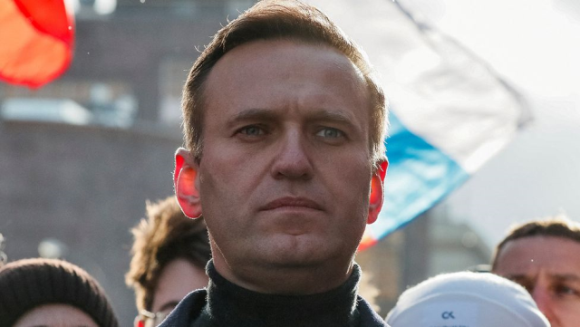 Rus muhalif lider Navalny'nin cenazesinin morga götürülme anları