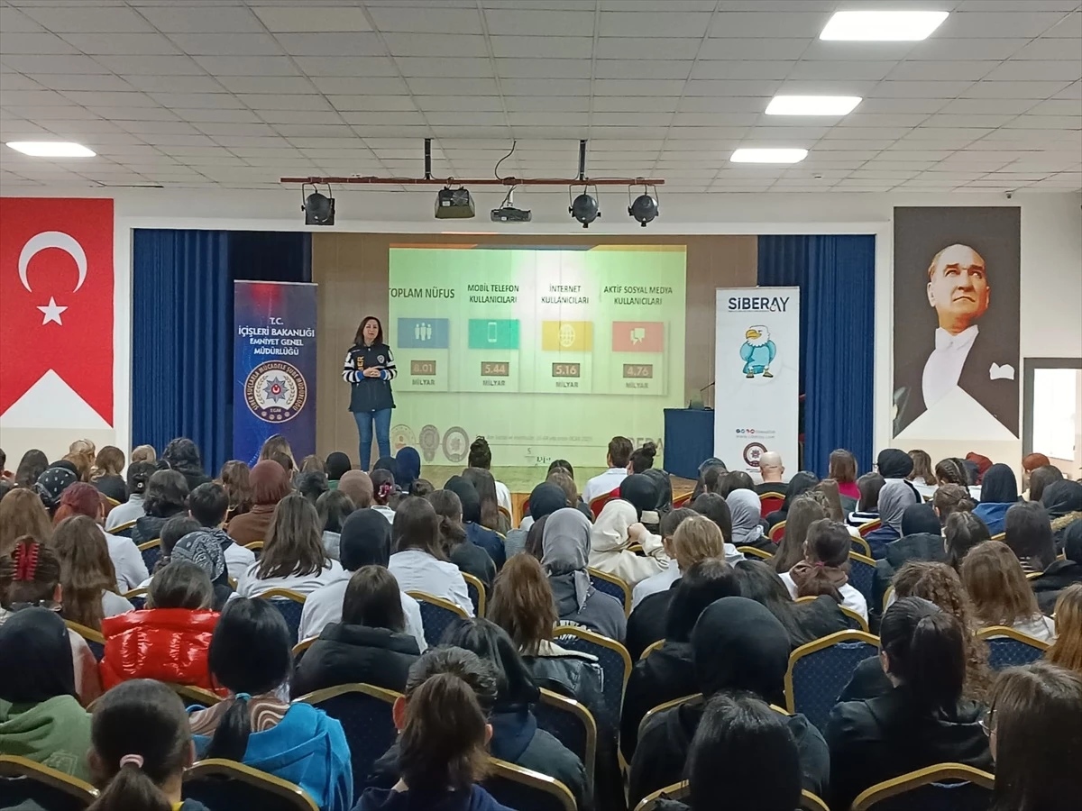 Samsun\'da öğrenci ve öğretmenlere siber suçlar ve zararlı yazılımlara karşı alınabilecek tedbirler anlatıldı