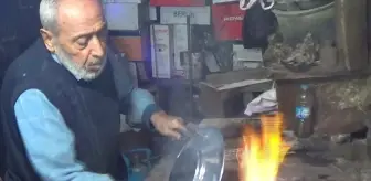 Şanlıurfa'da 83 yaşındaki Mustafa Ozan, kaybolmaya yüz tutan kalaycılığı yaşatıyor
