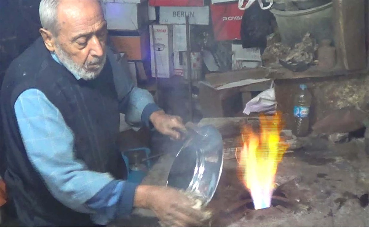 Şanlıurfa\'da 83 yaşındaki Mustafa Ozan, kaybolmaya yüz tutan kalaycılığı yaşatıyor