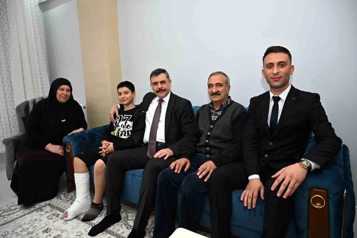 Erzurum Valisi, kırılan ayağından dolayı öğrenciye geçmiş olsun ziyaretinde bulundu