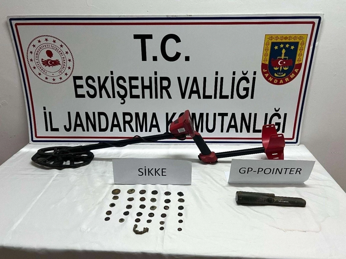 Eskişehir İl Jandarma Komutanlığı, tarihi eser satmak için müşteri arayan şahsı yakaladı