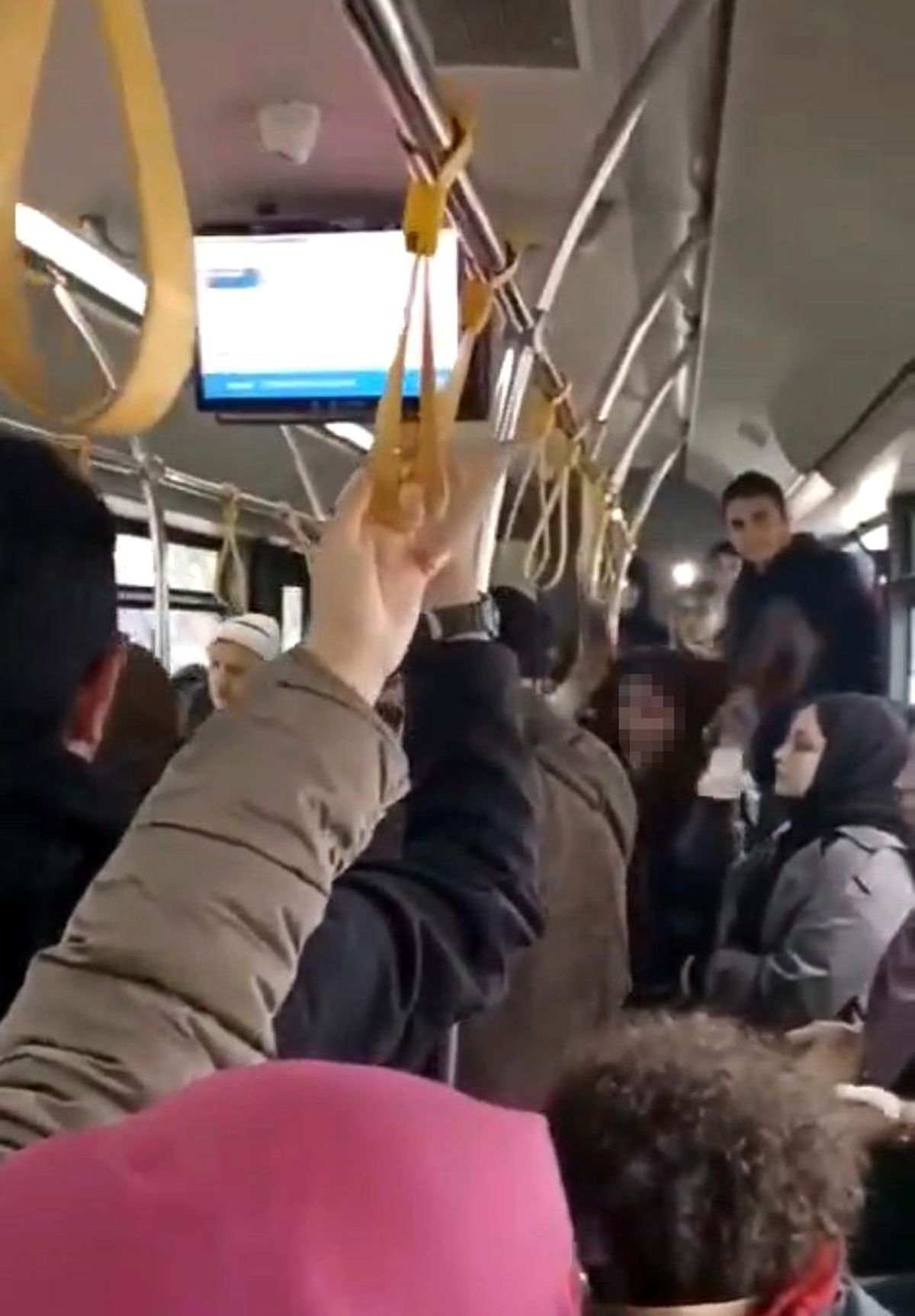 Sultanbeyli\'de Otobüste Kadınlar Arasında Kavga
