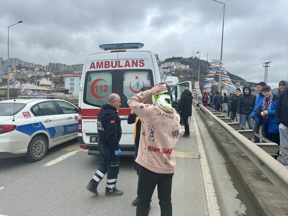 Trabzon\'da Midibüs Tıra Çarptı: 5 Yaralı