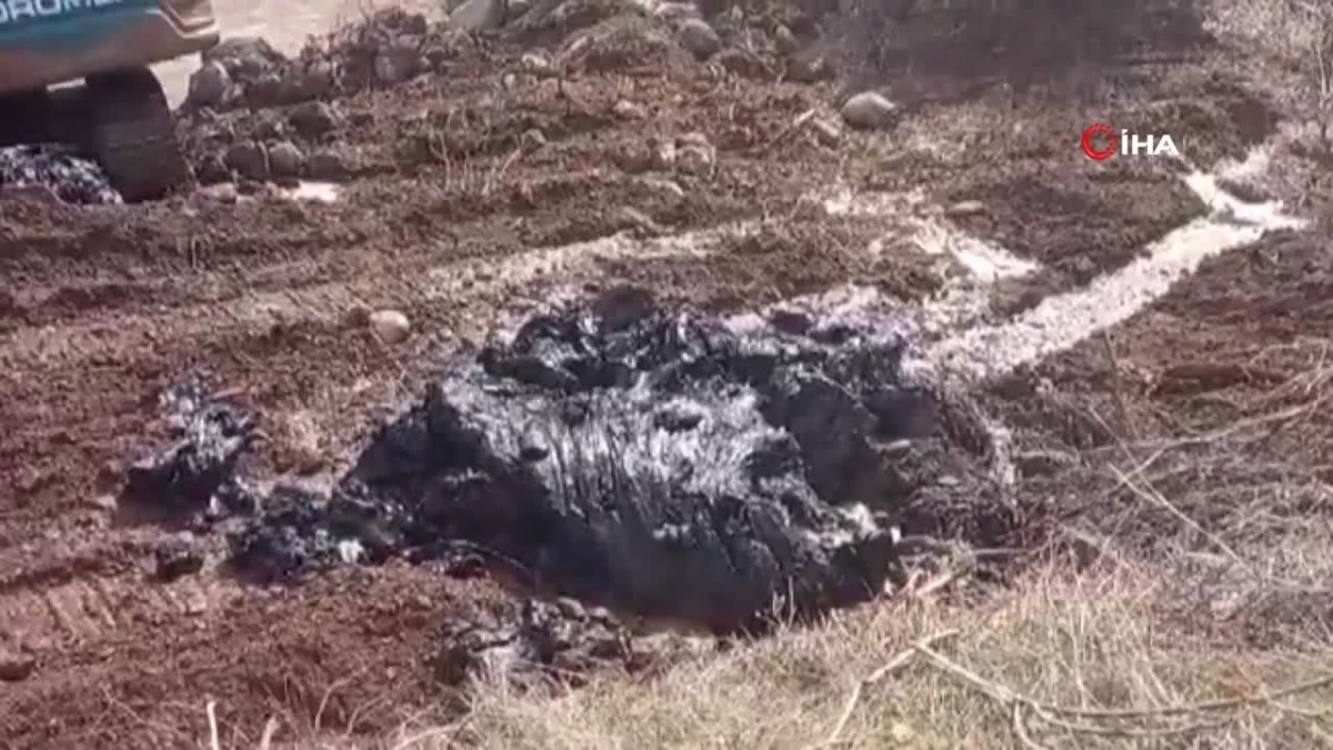 Tunceli\'de devrilen tankerden çaya akan bitüm temizlendi