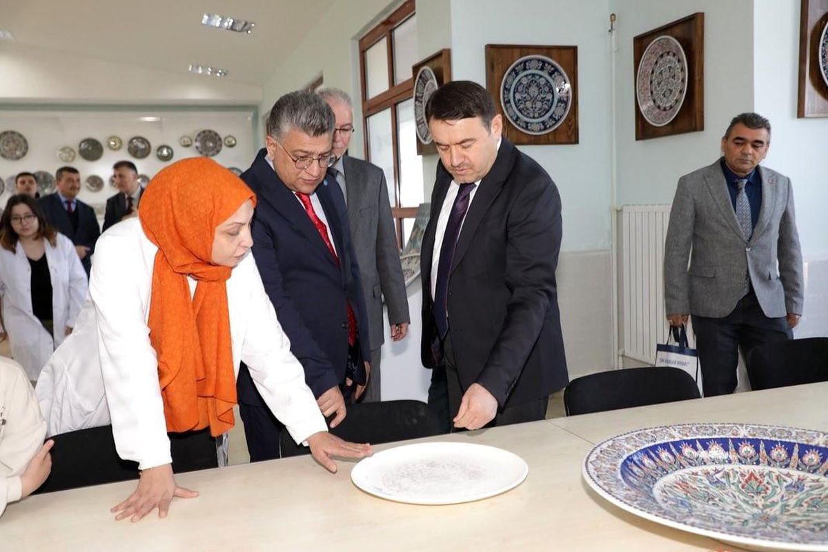 Kütahya Valisi Musa Işın, Çini Sanatçısı Hamza Üstünkaya\'yı ziyaret etti