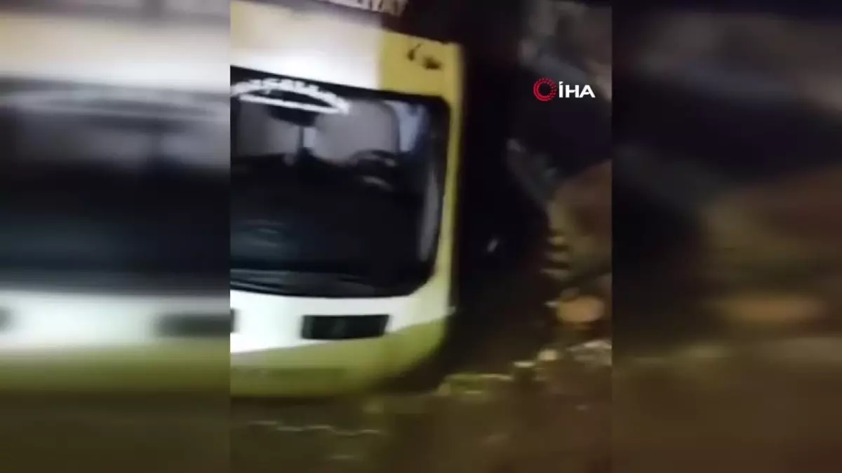 Yağışlı havanın etkisiyle çöken yola kamyonet düştü