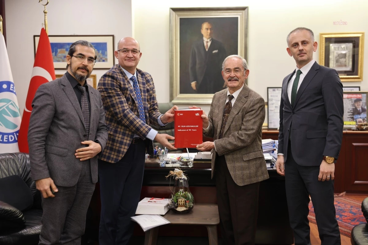 TÜİK, Eskişehir Büyükşehir Belediye Başkanı\'na \'100 Yılın Göstergeleri\' kitabını takdim etti