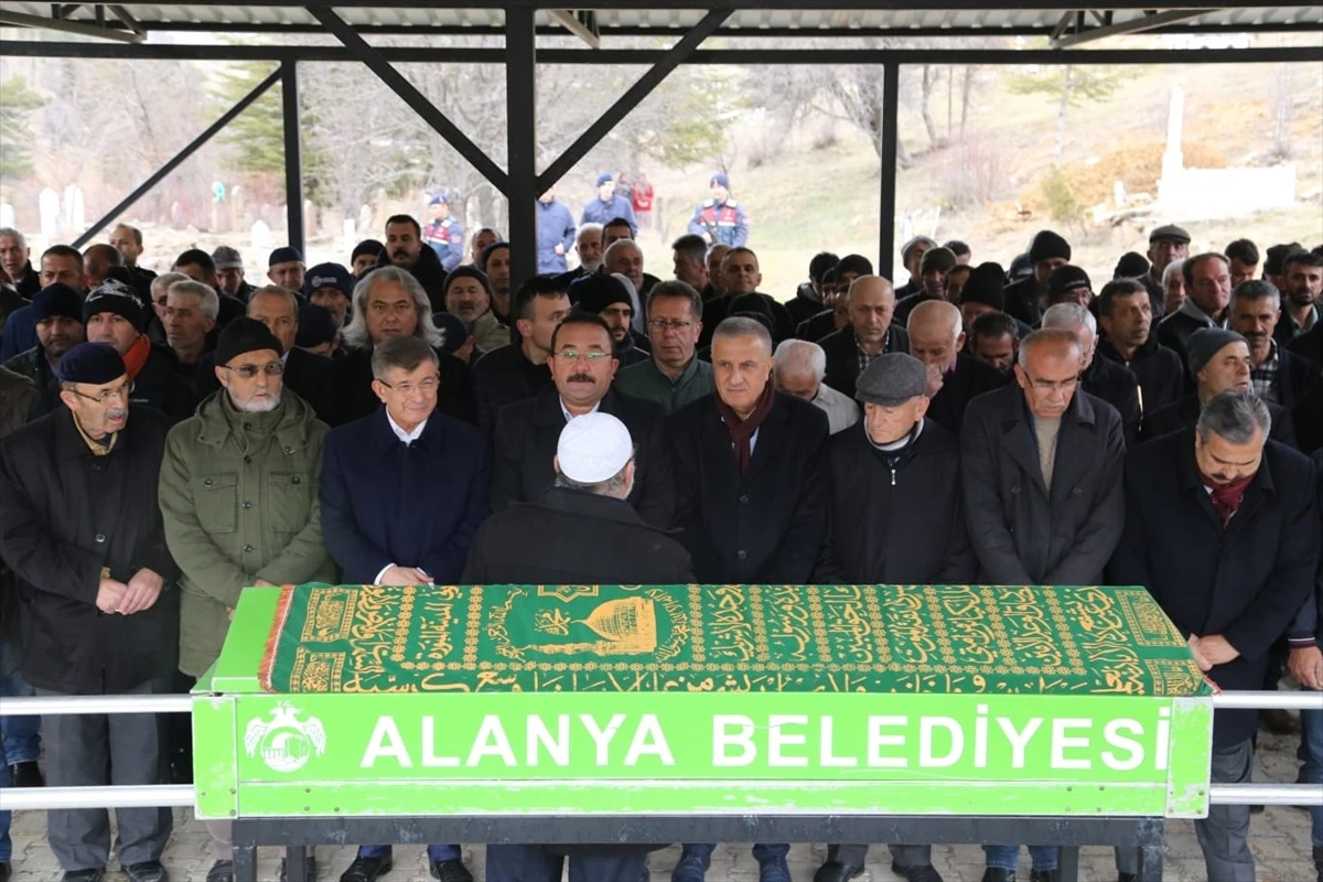 Ahmet Davutoğlu, dayısının cenaze törenine katıldı
