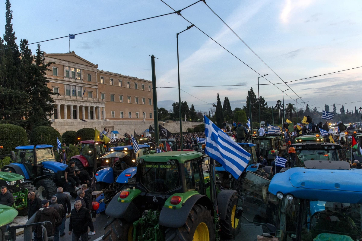 Atina\'da çiftçiler, devlet yardımı talep etmek için protesto düzenledi
