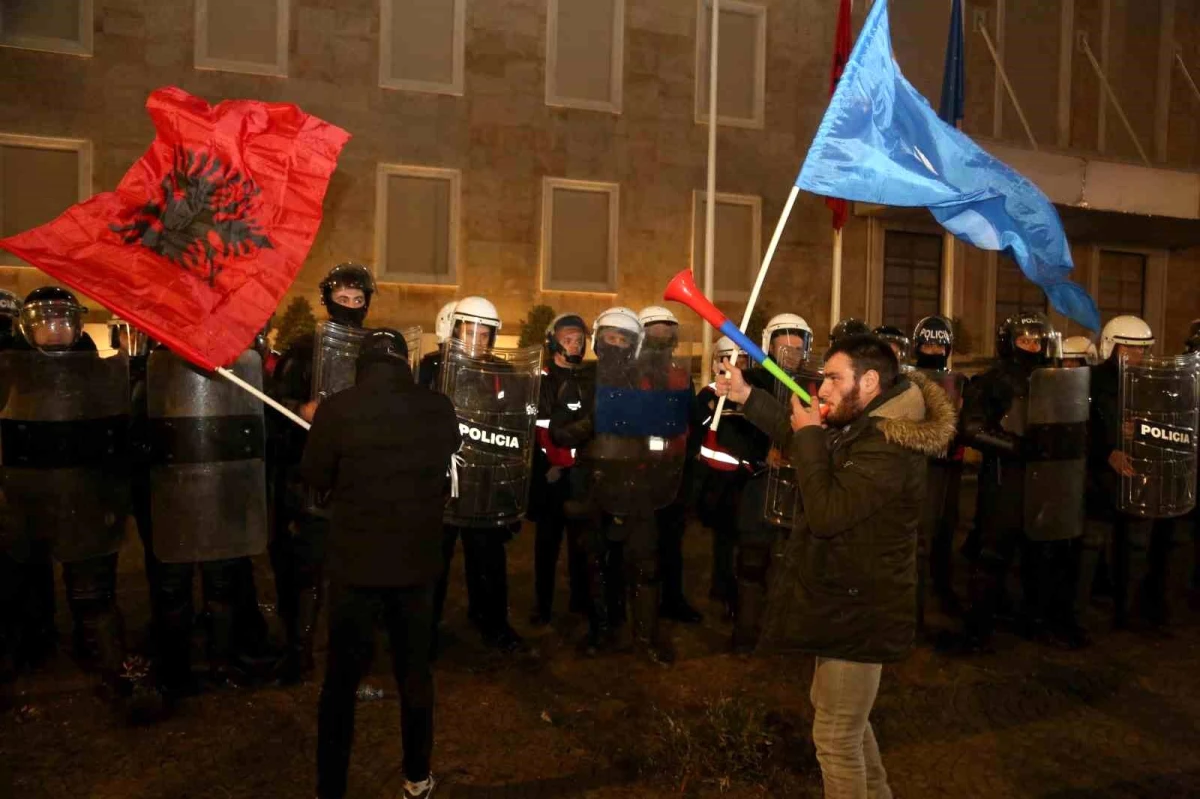 Arnavutluk\'ta Berisha\'nın ev hapsine protesto saldırısı