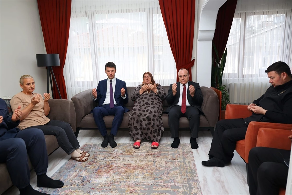 Artvin Valisi Cengiz Ünsal, şehit Jandarma Er Barış Öztür\'ün ailesine taziye ziyaretinde bulundu