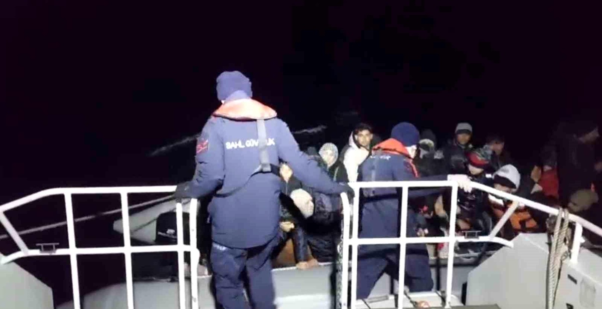 Ayvalık açıklarında motoru bozulan lastik botta sürüklenen 27\'si çocuk 54 düzensiz göçmen kurtarıldı