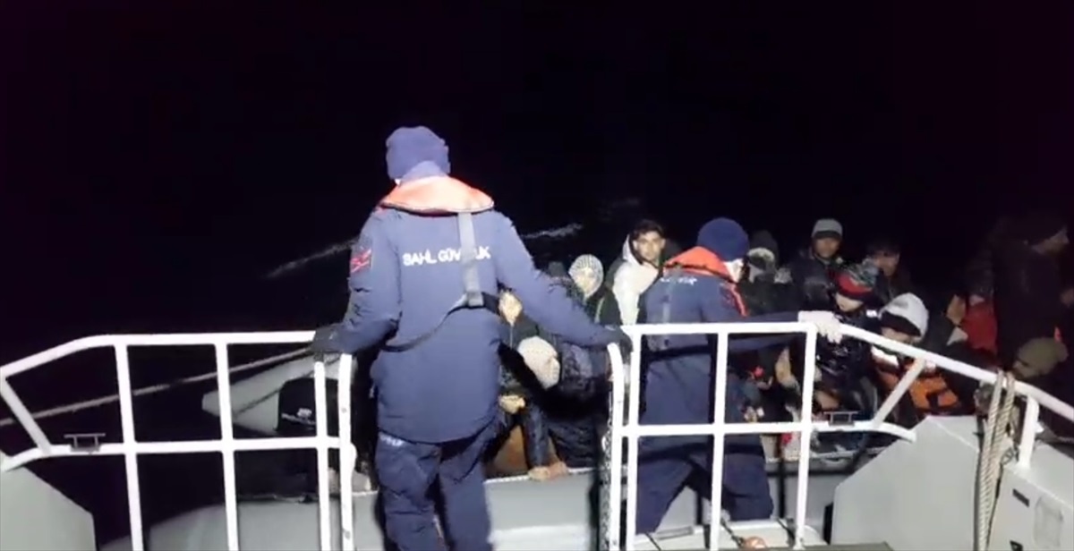 Ayvalık açıklarında motor arızası yapan botlarda 54 düzensiz göçmen kurtarıldı