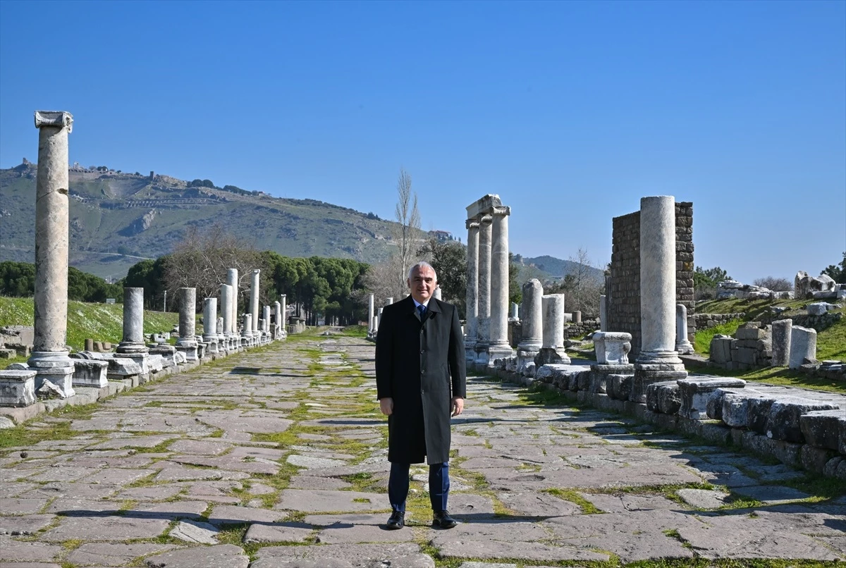 Kültür ve Turizm Bakanı Mehmet Nuri Ersoy, Bergama Antik Kenti\'ne 1 milyar liralık bütçe ayırdıklarını açıkladı