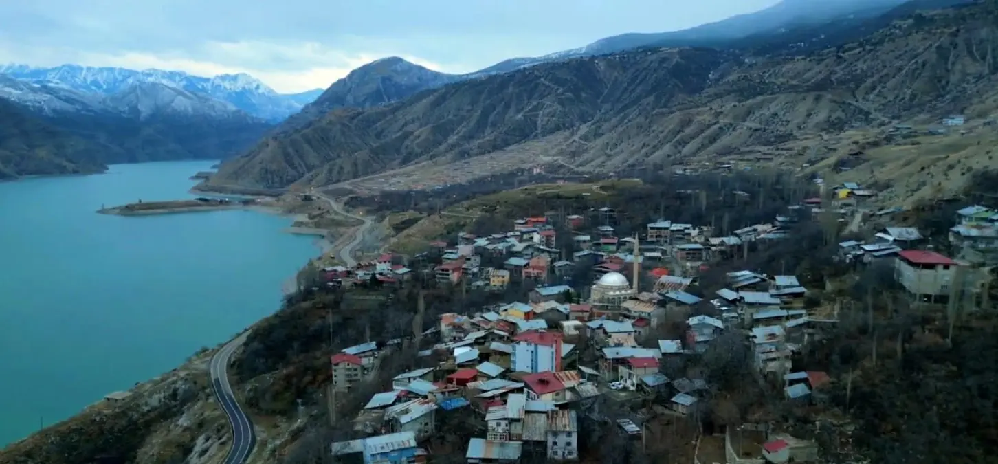 Erzurum\'un Uzundere ilçesindeki Balıklı Köy, doğal ve tarihi güzellikleriyle göz kamaştırıyor