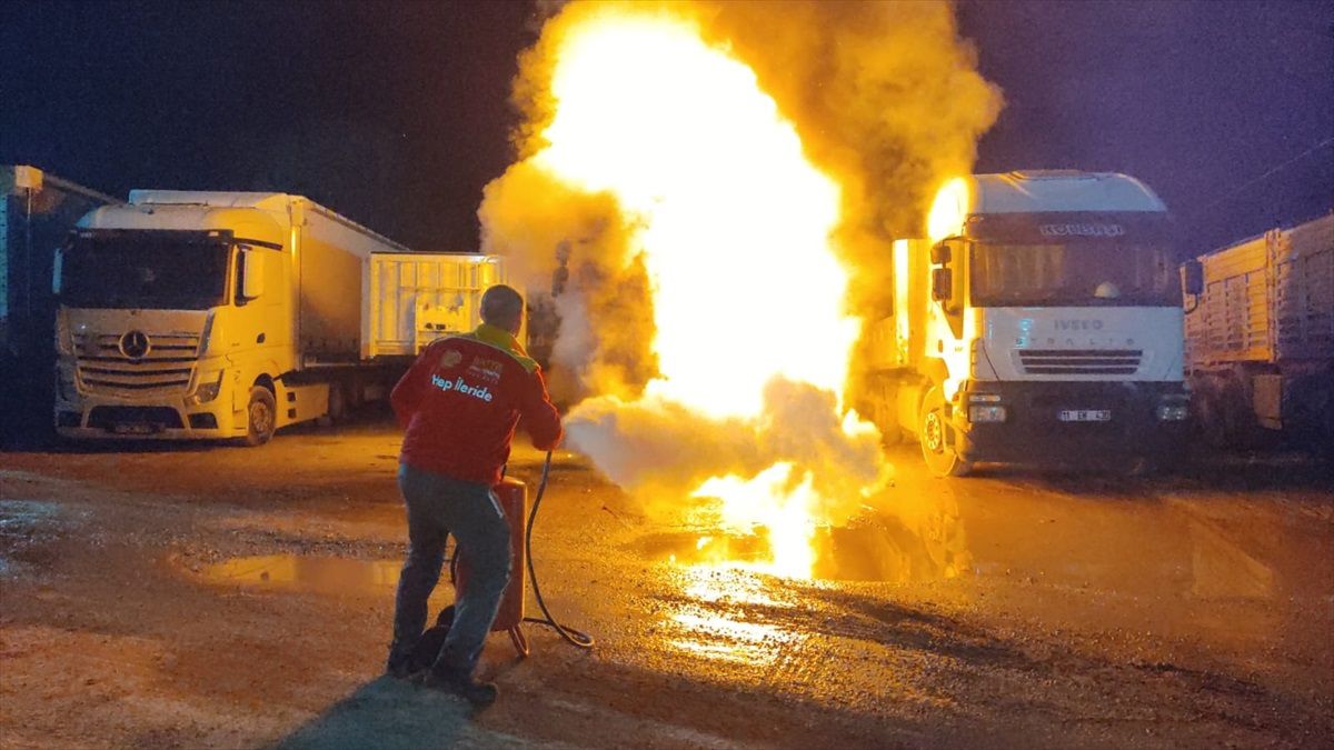Bozüyük\'te Park Halindeki Tır Yangında Kullanılamaz Hale Geldi