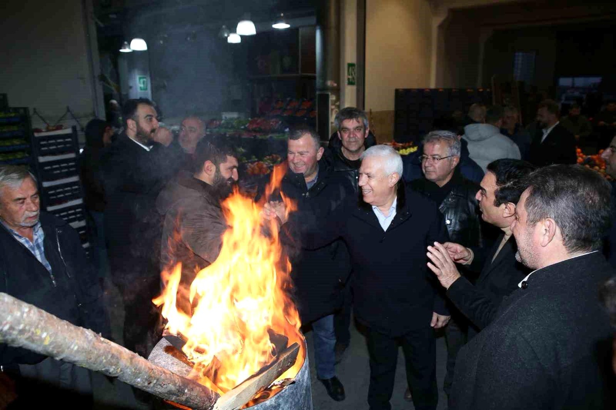 CHP Bursa Büyükşehir Belediye Başkan Adayı Mustafa Bozbey, Sebze ve Meyve Hali\'nde Giriş Ücretlerini Kaldıracağını Açıkladı