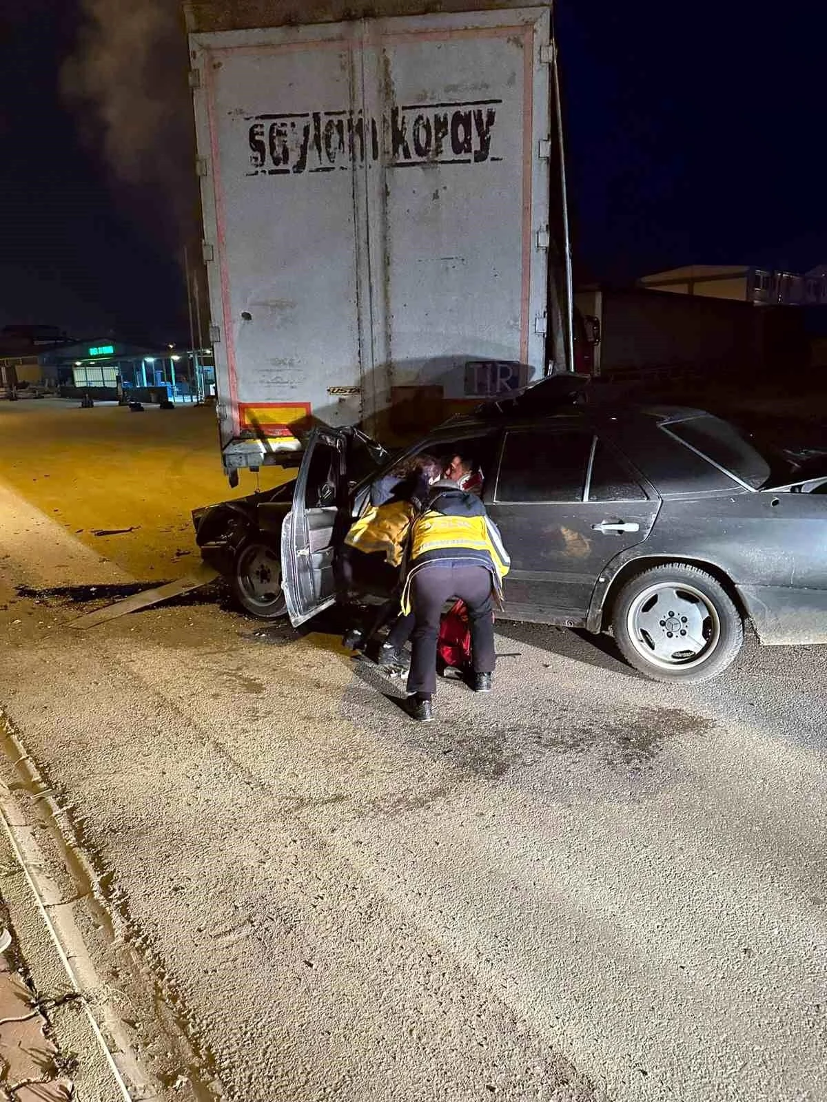 Bozüyük\'te Tırın Dorsesine Arkadan Çarpan Otomobil Sürücüsü Yaralandı