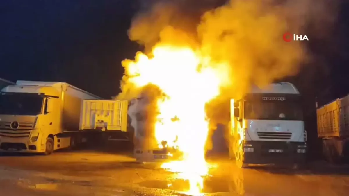 Bozüyük'te park halindeki tır alevlere teslim oldu